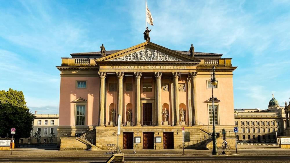 Wonderful And Cosy In The Heart Of Berlin, 1 Bedroom, 1 Living With Comfortable Bed Couch